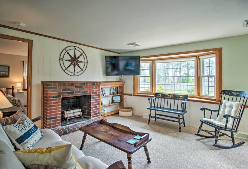 Traditional Cape Cod Cottage: Walk To Beach!