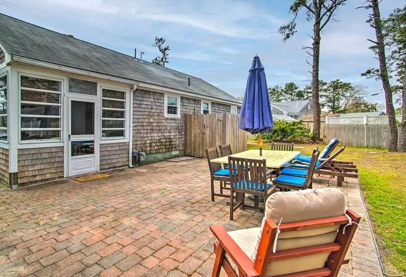 Traditional Cape Cod Cottage: Walk To Beach!