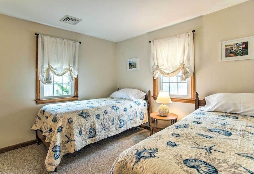 Traditional Cape Cod Cottage: Walk To Beach!