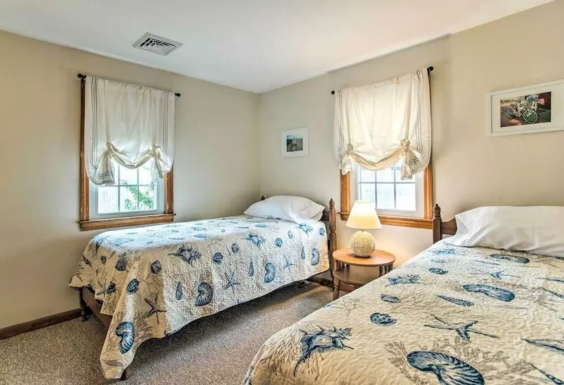 Traditional Cape Cod Cottage: Walk To Beach!