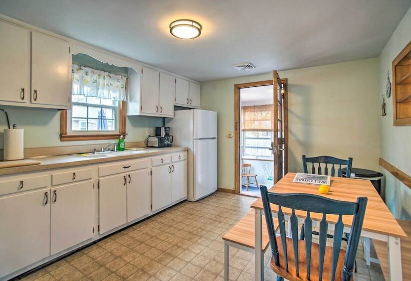Traditional Cape Cod Cottage: Walk To Beach!