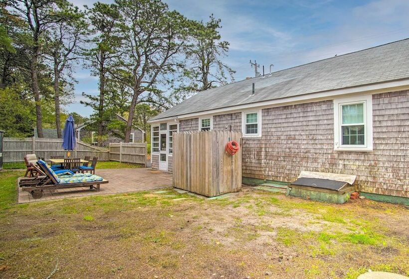 Traditional Cape Cod Cottage: Walk To Beach!