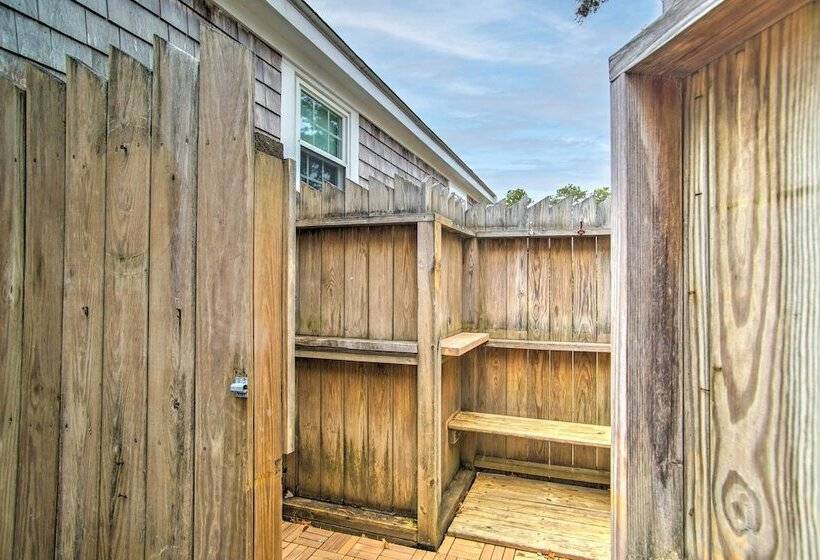 Traditional Cape Cod Cottage: Walk To Beach!