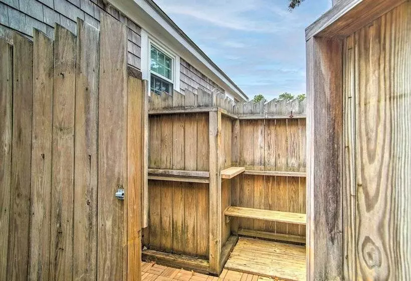 Traditional Cape Cod Cottage: Walk To Beach!