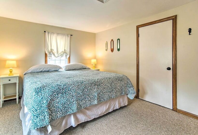 Traditional Cape Cod Cottage: Walk To Beach!