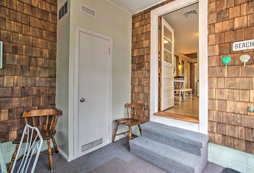 Traditional Cape Cod Cottage: Walk To Beach!