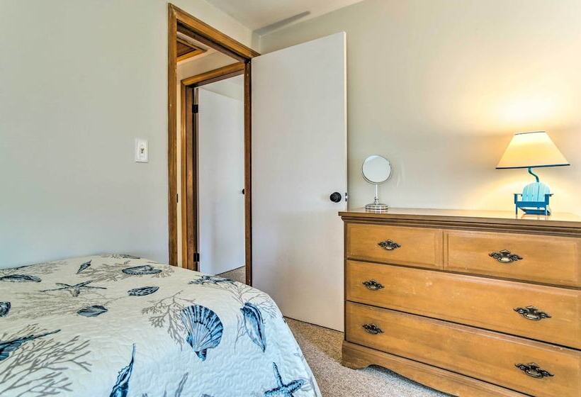 Traditional Cape Cod Cottage: Walk To Beach!