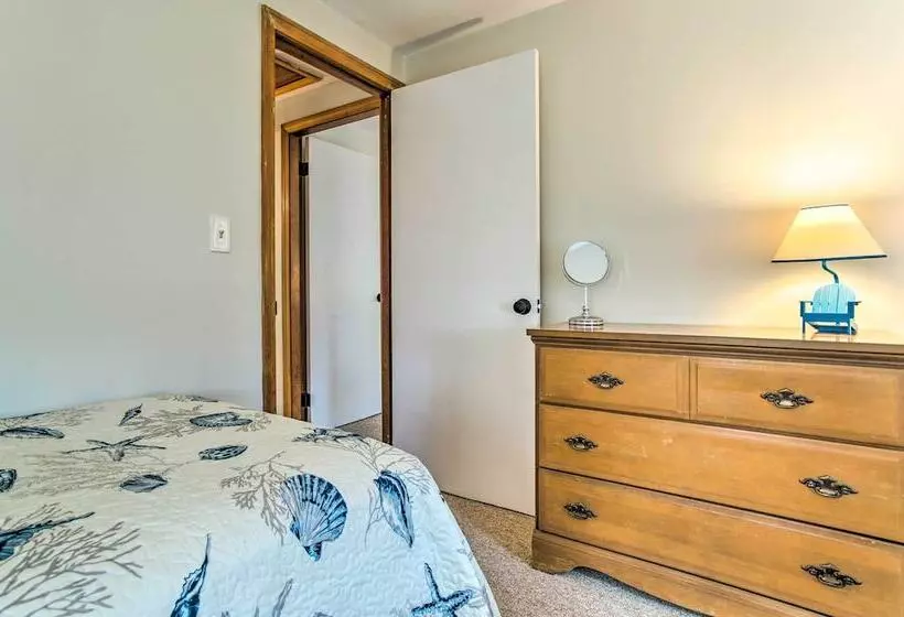 Traditional Cape Cod Cottage: Walk To Beach!