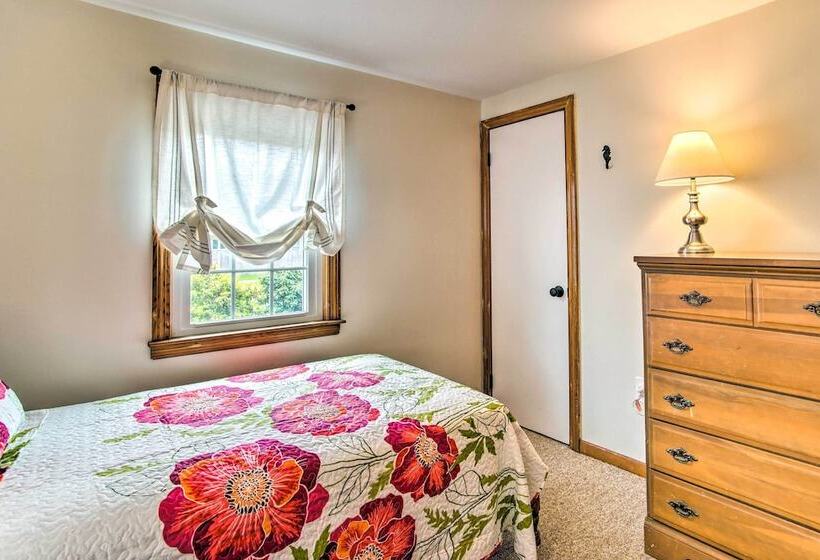 Traditional Cape Cod Cottage: Walk To Beach!