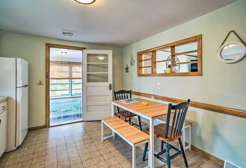 Traditional Cape Cod Cottage: Walk To Beach!