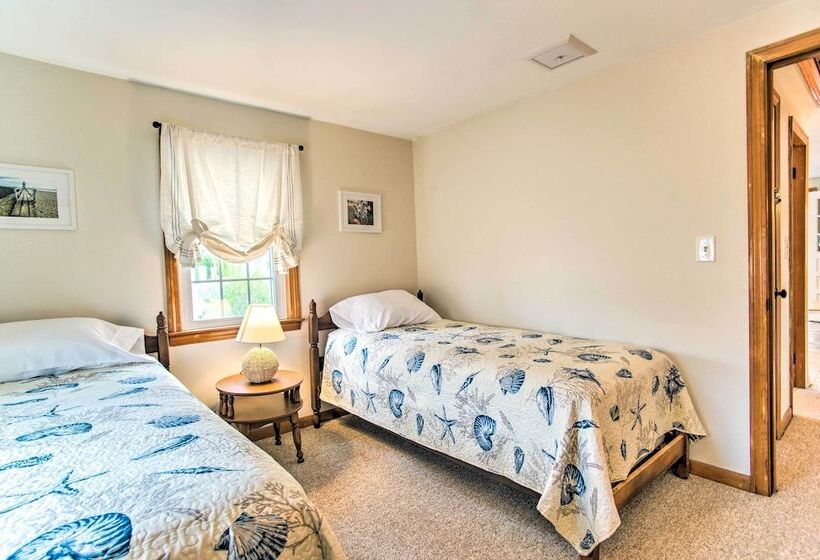 Traditional Cape Cod Cottage: Walk To Beach!