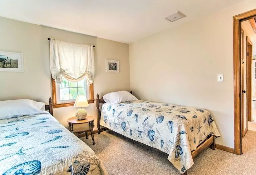 Traditional Cape Cod Cottage: Walk To Beach!