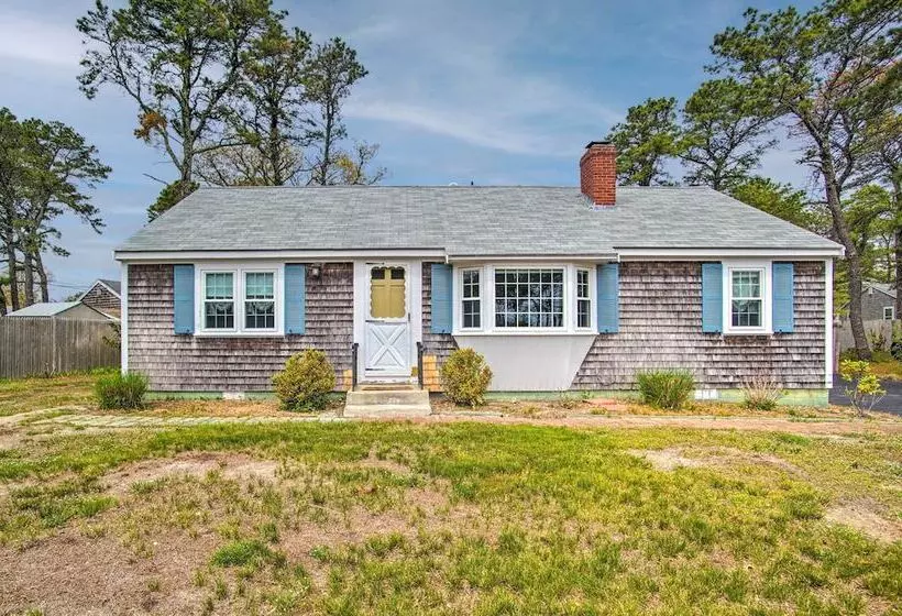 Traditional Cape Cod Cottage: Walk To Beach!