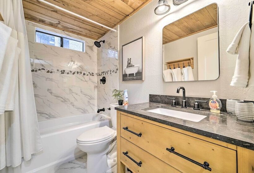 2 Mi To Tahoe Donner: Truckee Getaway W/ Views