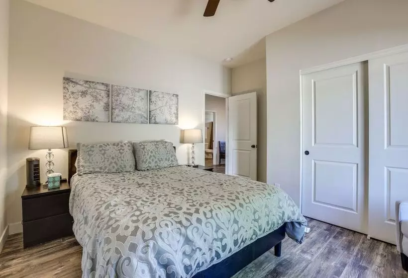 Updated Las Vegas House: Patio & Solar Heated Pool