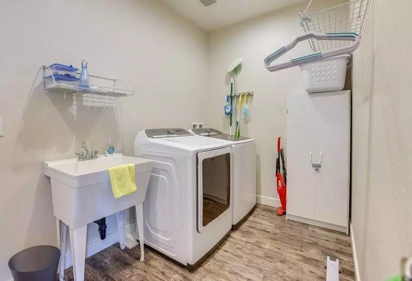 Updated Las Vegas House: Patio & Solar Heated Pool