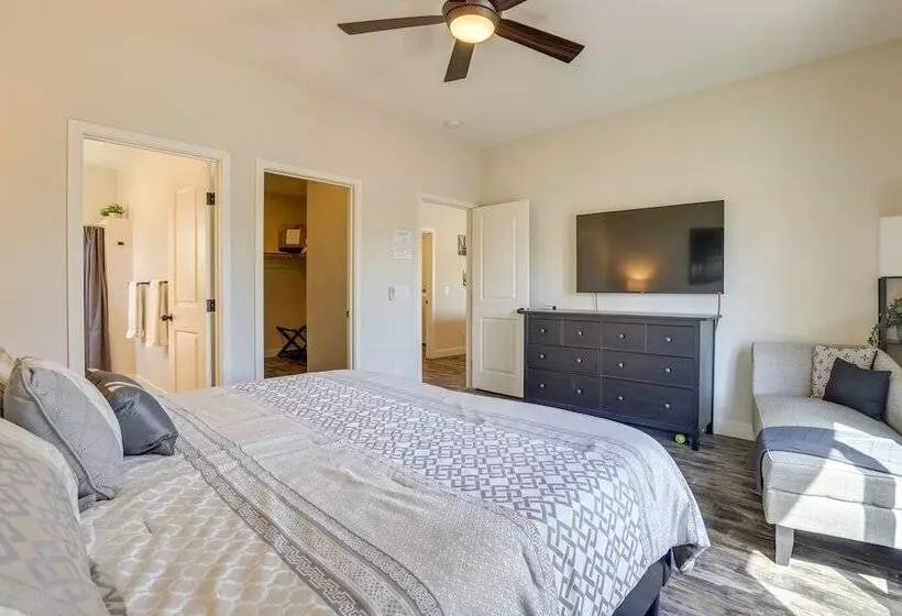 Updated Las Vegas House: Patio & Solar Heated Pool