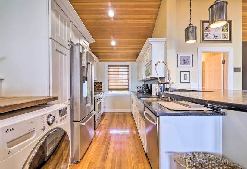 Waterfront Retreat W/ Deck ~ 7 Mi To Boston!