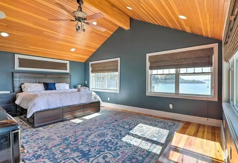 Waterfront Retreat W/ Deck ~ 7 Mi To Boston!