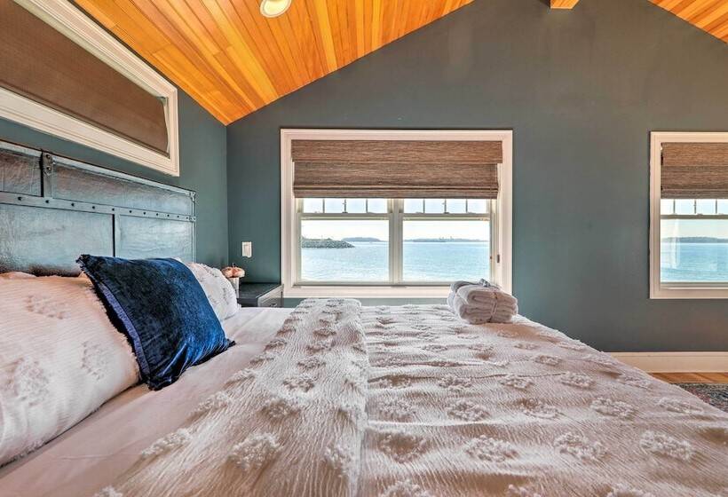 Waterfront Retreat W/ Deck ~ 7 Mi To Boston!