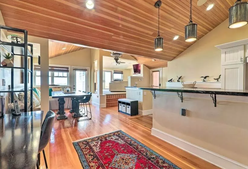 Waterfront Retreat W/ Deck ~ 7 Mi To Boston!