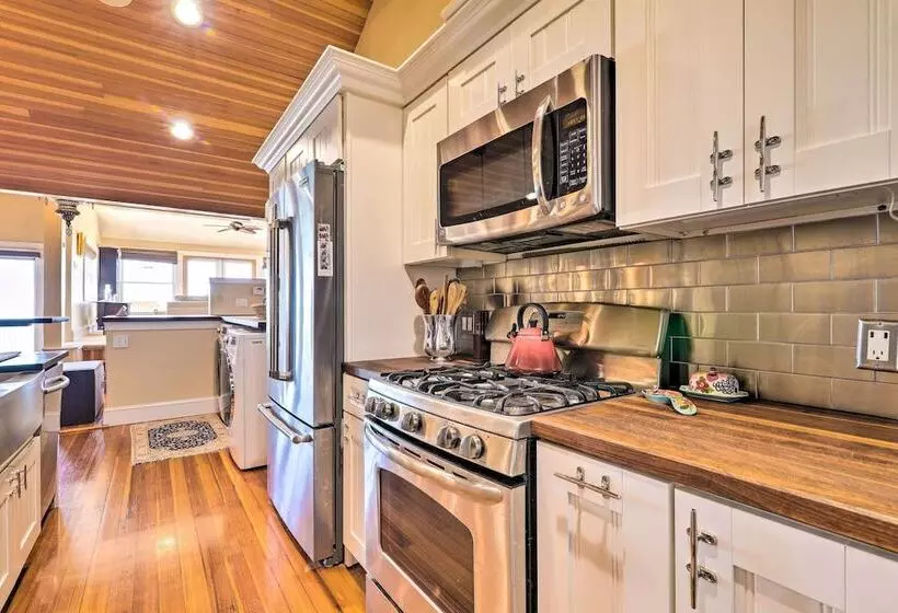 Waterfront Retreat W/ Deck ~ 7 Mi To Boston!