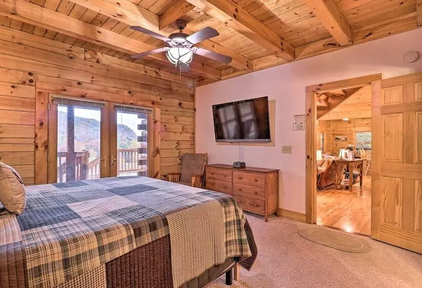 Luxury Mountain Cabin With Hot Tub & Pool Table!