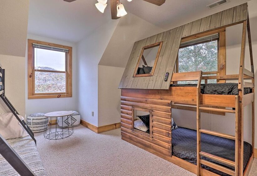 Luxury Mountain Cabin With Hot Tub & Pool Table!