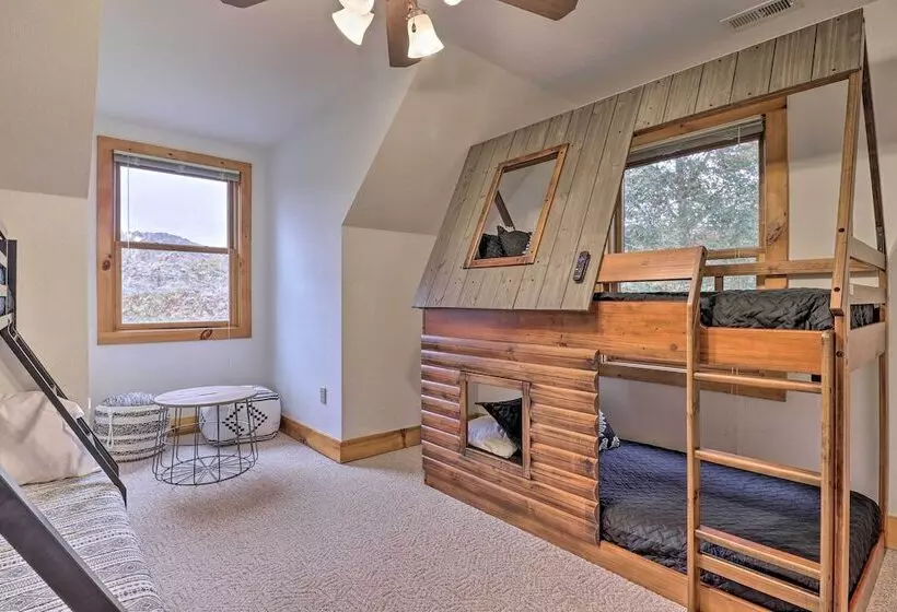 Luxury Mountain Cabin With Hot Tub & Pool Table!