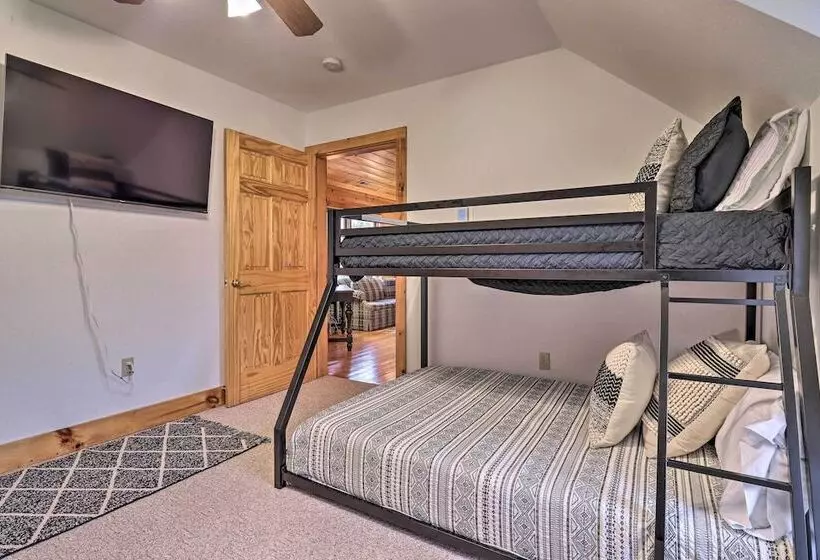 Luxury Mountain Cabin With Hot Tub & Pool Table!