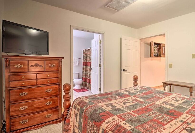 Luxury Mountain Cabin With Hot Tub & Pool Table!