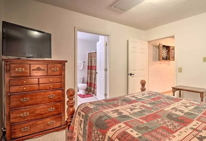 Luxury Mountain Cabin With Hot Tub & Pool Table!