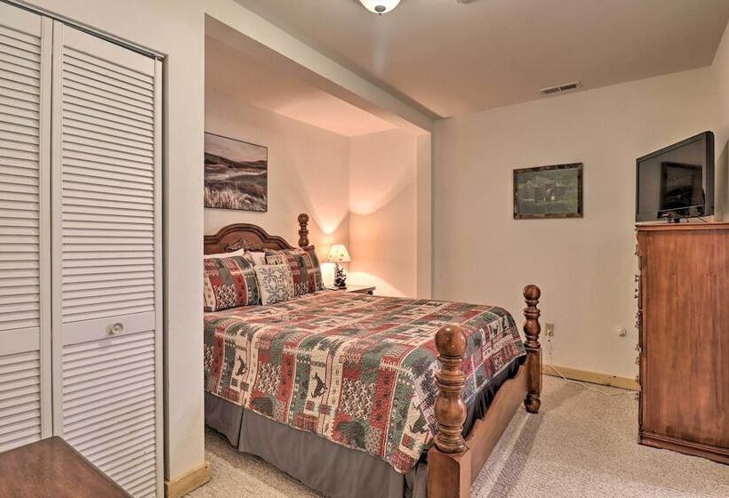 Luxury Mountain Cabin With Hot Tub & Pool Table!