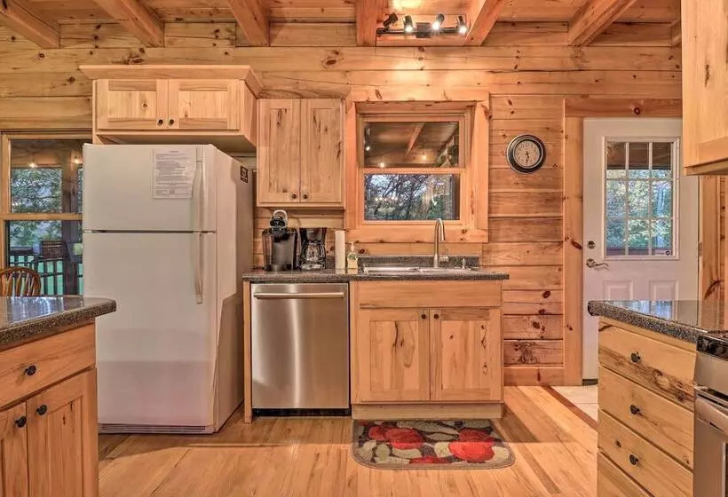 Luxury Mountain Cabin With Hot Tub & Pool Table!