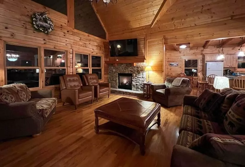 Luxury Mountain Cabin With Hot Tub & Pool Table!