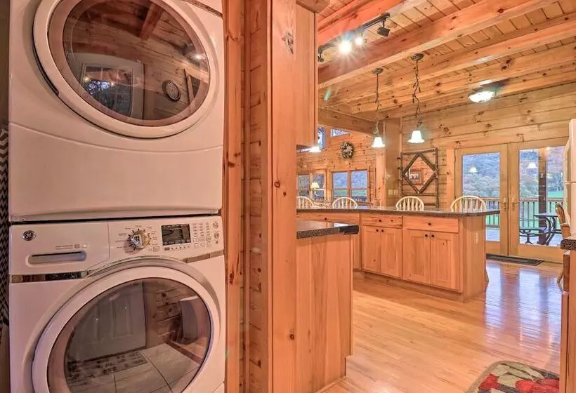 Luxury Mountain Cabin With Hot Tub & Pool Table!