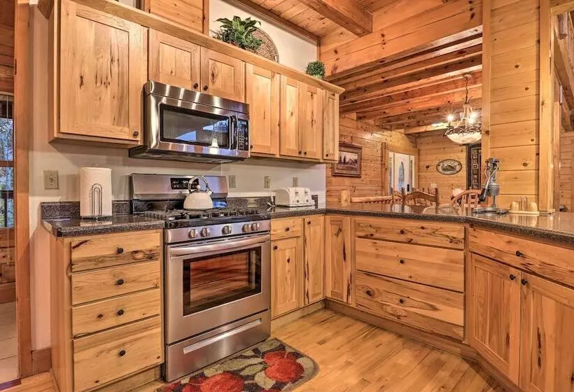 Luxury Mountain Cabin With Hot Tub & Pool Table!