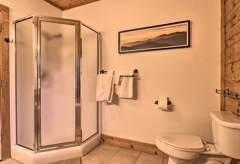 Luxury Mountain Cabin With Hot Tub & Pool Table!