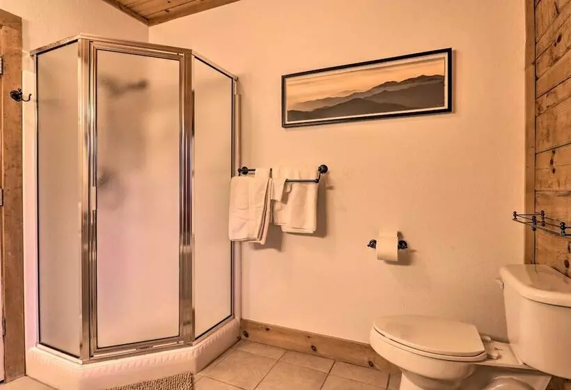 Luxury Mountain Cabin With Hot Tub & Pool Table!