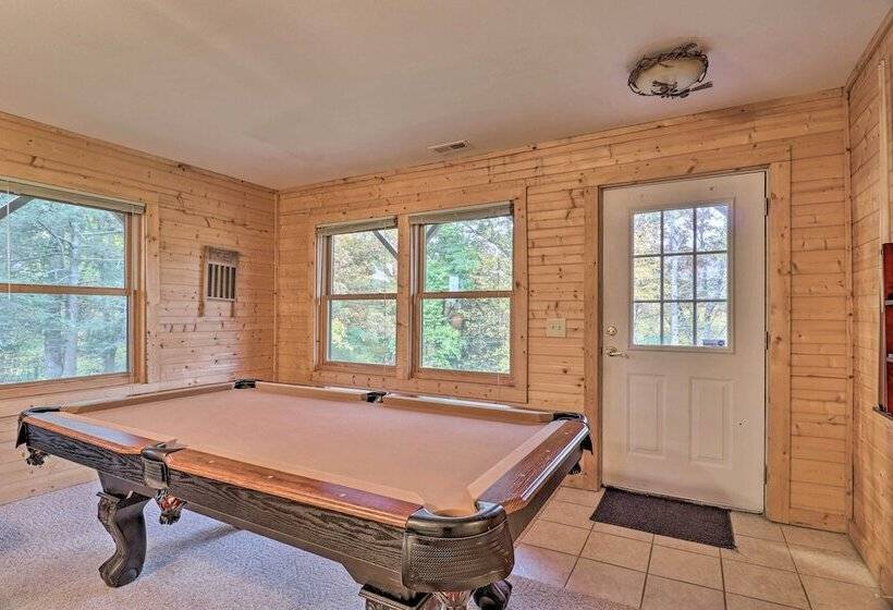 Luxury Mountain Cabin With Hot Tub & Pool Table!
