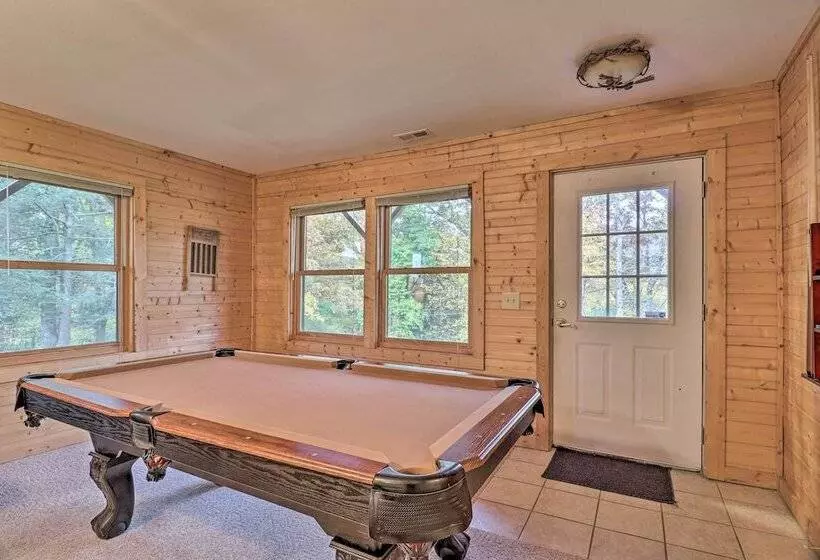 Luxury Mountain Cabin With Hot Tub & Pool Table!