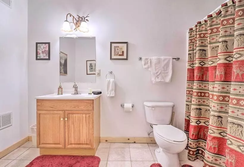 Luxury Mountain Cabin With Hot Tub & Pool Table!