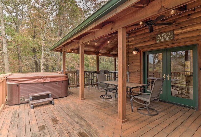 Luxury Mountain Cabin With Hot Tub & Pool Table!