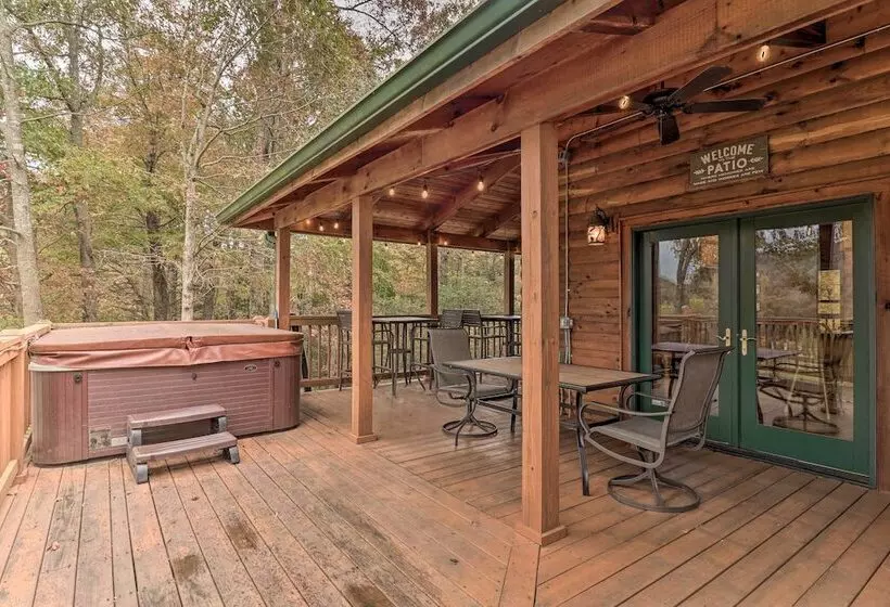 Luxury Mountain Cabin With Hot Tub & Pool Table!