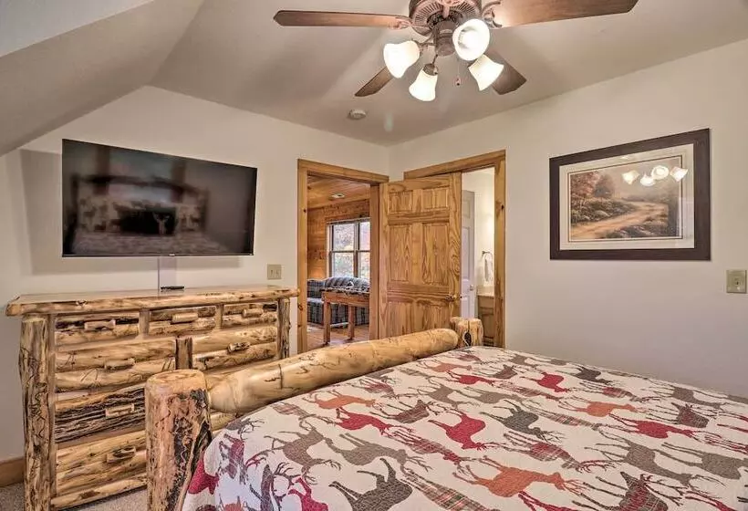 Luxury Mountain Cabin With Hot Tub & Pool Table!