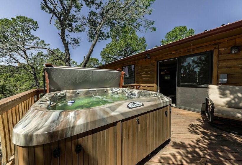 Woodsy & Peaceful Ruidoso Cabin: Hot Tub, Deck