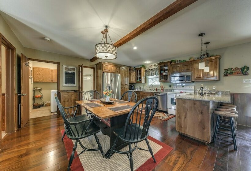 Woodsy & Peaceful Ruidoso Cabin: Hot Tub, Deck