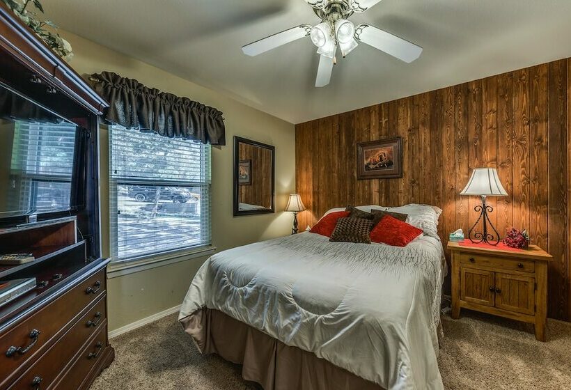 Woodsy & Peaceful Ruidoso Cabin: Hot Tub, Deck