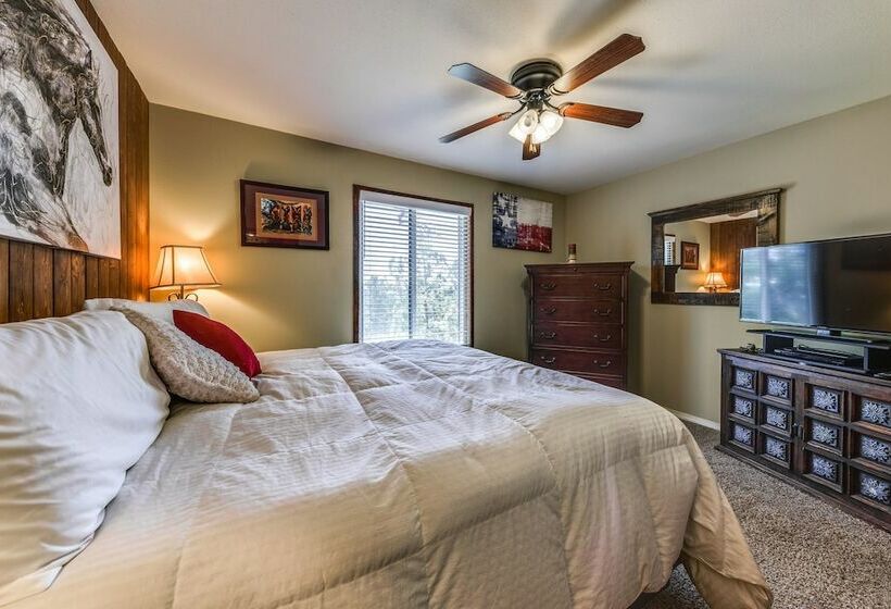 Woodsy & Peaceful Ruidoso Cabin: Hot Tub, Deck