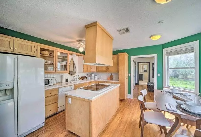 Amazing Musical Abode In Expo Square Neighborhood!